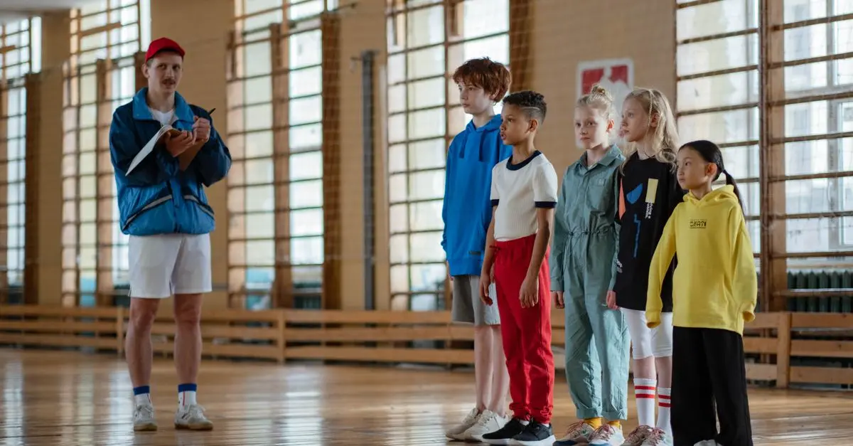 Cómo los deportes en equipo benefician la educación
